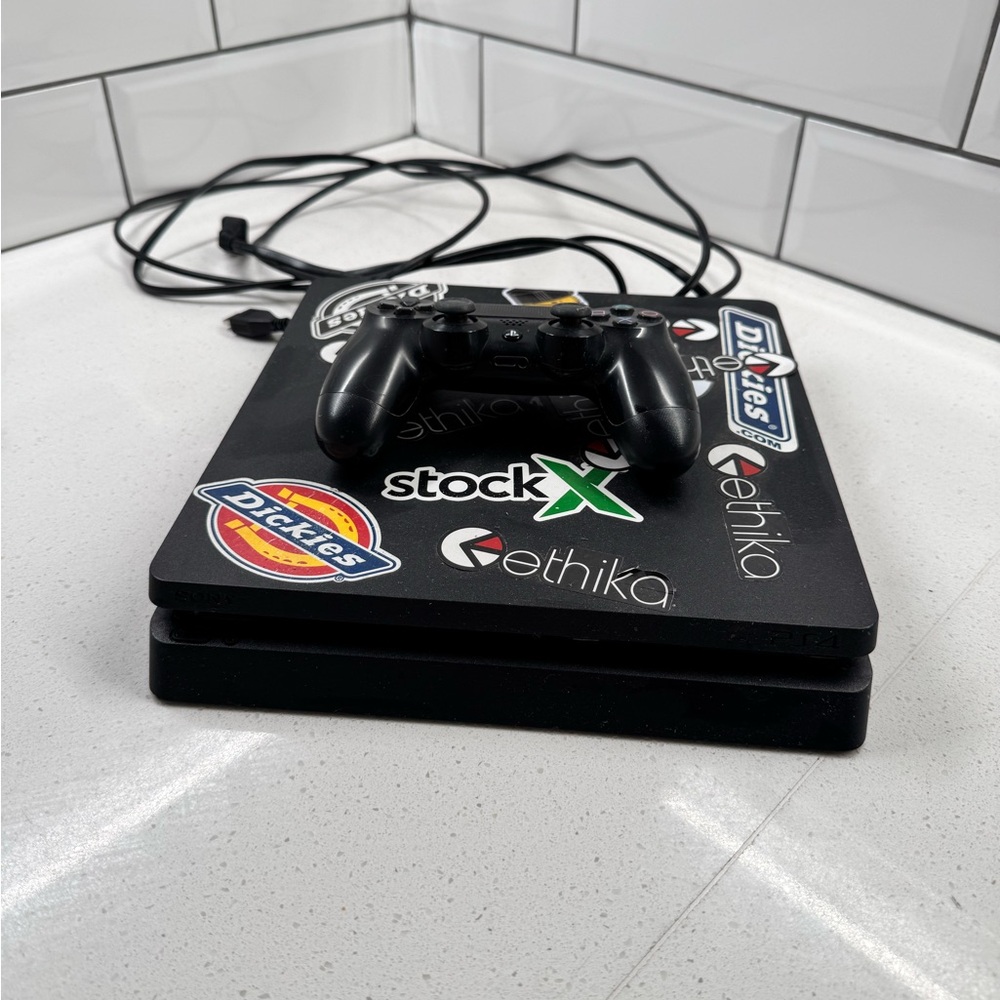 Gaming Console with Controller - Black